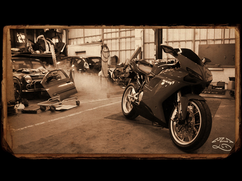 Wallpaper HD ducati garage 800x600